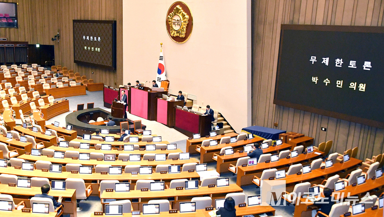 박수민 국민의힘 의원이 26일 국회 본회의장에서 무제한토론을 이어가고 있다. 사진=최동환 기자