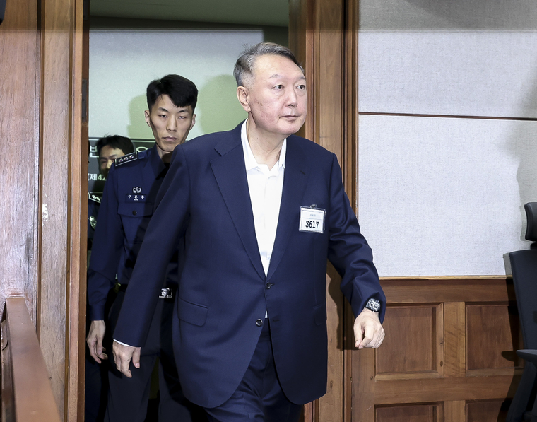 윤석열 전 대통령이 26일 서울 서초구 서울중앙지법에서 열린 특수공무집행방해, 직권남용 권리행사방해 등 혐의 사건 1차 공판에 출석하고 있다. 사진=연합뉴스/사진공동취재단