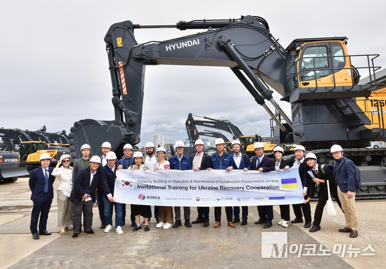 지난 9월 18일 마리나 데니시우크 우크라이나 영토개발부 차관을 비롯한 연수단이 HD현대산업개발 울산공장을 방문해 기념촬영을 하고 있다. 사진=HD현대산업개발