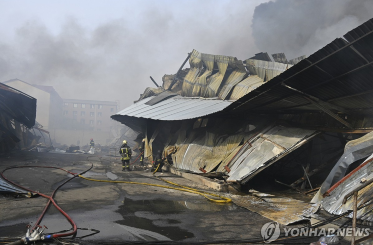 <strong>러시아군의 드론 공격에 부서진 우크라이나 오데사 지역의 한 창고. 사진=AP/연합뉴스</strong>