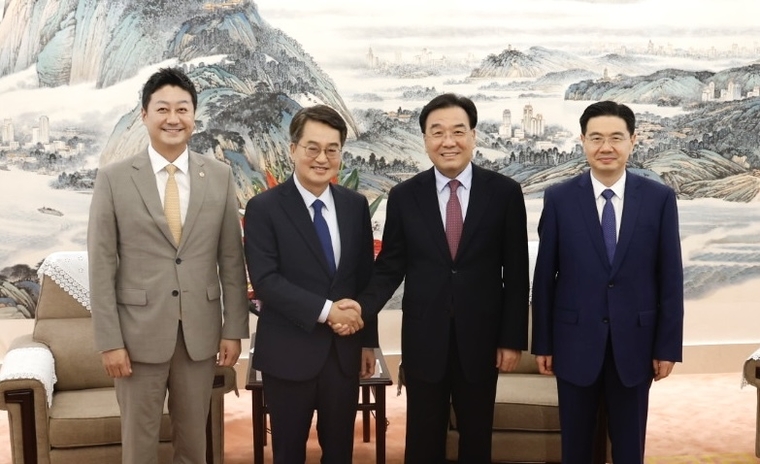 26일 오후 장쑤성 당위원회에서 김동연 경기도지사, 김진경 경기도의회의장, 신창싱 장쑤성 당서기 및 지도부가 기념촬영을 하고있다 <경기도 제공>