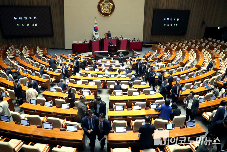 유상범 국민의힘 의원이 27일 국회법 개정안이 국회 본회의에 상정되자 무제한토론(필리버스터) 첫 주자로 나선 가운데 더불어민주당 의원들이 퇴정하고 있다. 사진=최동환 기자