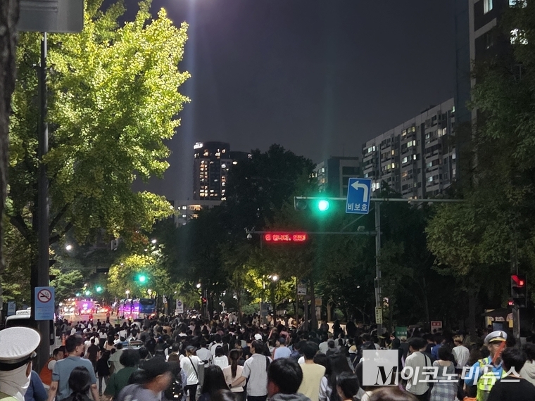 2025.09 27. 서울 여의도 한강공원에서 열린 세계불꽃축제를 보기 위해 몰려든 시민들. 사진=조승범 기자 