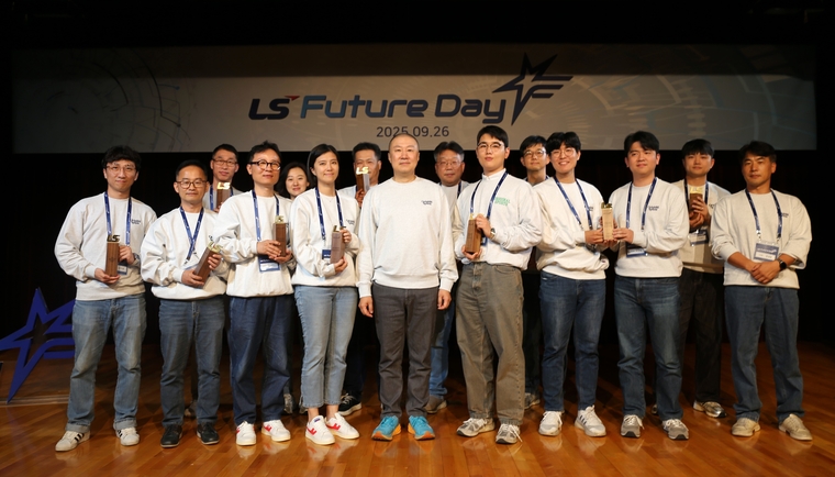 안양 LS타워에서 개최된 LS Future Day에서 구자은 LS그룹 회장(가운데)이 우수 아이디어로 선정된 임직원들을 수상 뒤 기념사진을 촬영하고 있다. 사진=LS그룹