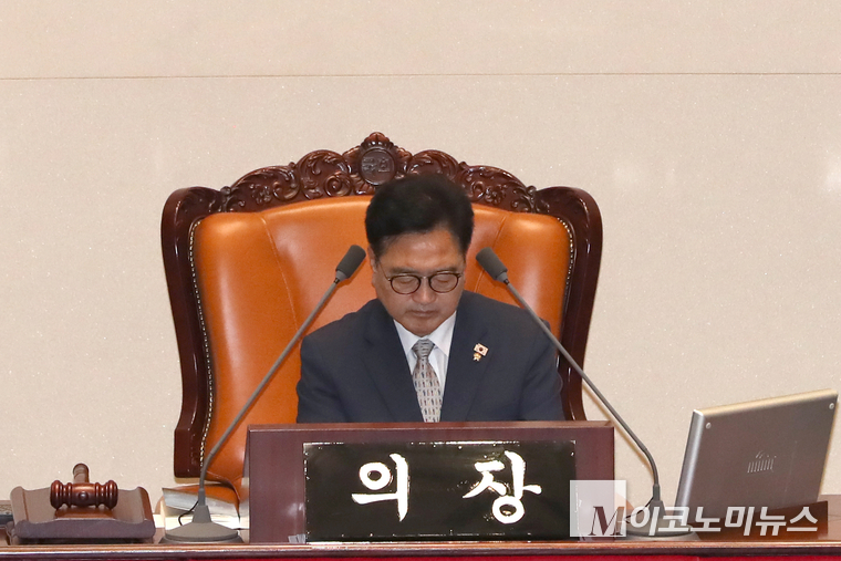 우원식 국회의장이 28일 오후 국회 본회의장에서 전날 본회의에 상정된 국회법 개정안에 대한 안태준 더불어민주당의원의 필리버스터(무제한 토론)를 듣고 있다. 사진=최동환 기자