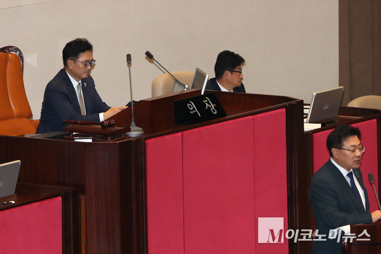 우원식 국회의장이 28일 오후 국회 본회의장에서 전날 본회의에 상정된 국회법 개정안에 대한 안태준 더불어민주당의원의 필리버스터(무제한 토론)를 듣고 있다. 사진=최동환 기자