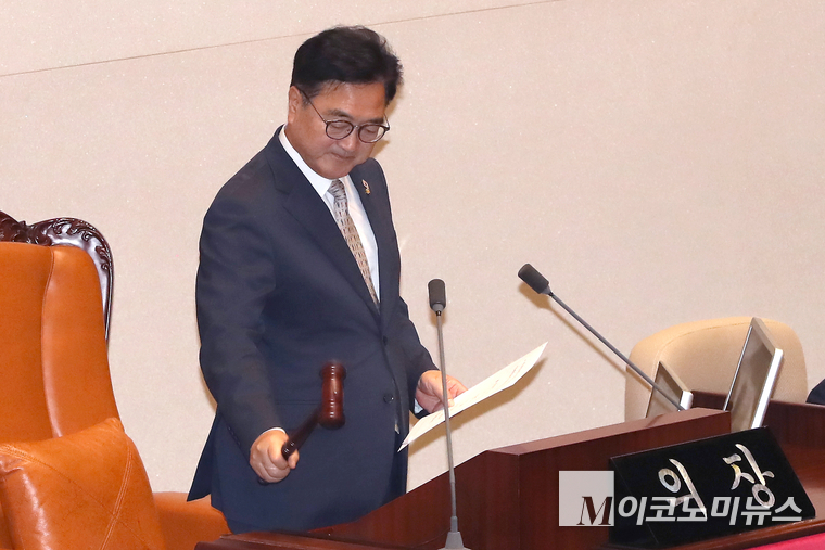 우원식 국회의장이 28일 오후 제429회국회(정기회) 제9차 본회의에서 「국회법 일부개정법률안」 가결을 선언하고 있다. 사진=최동환 기자