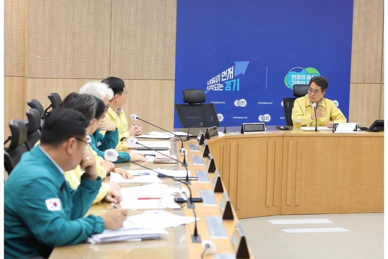 28일 오전 김동연 경기도지사가 행정1부지사,소방재난본부장등 관계부서장들과 도청 재난안전 영상회의실에서 경기도 정보시스템 긴급조치 상황 점검 회의를 하고있다 <경기도 제공>