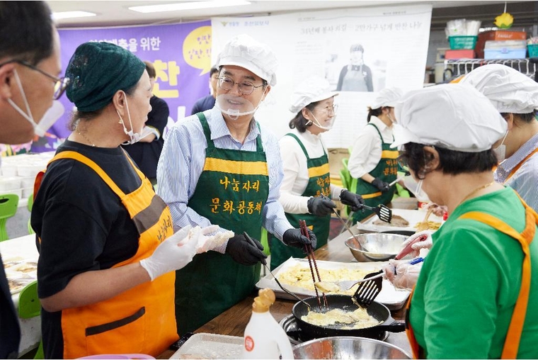 김동연 경기도지사와 나눔자리문화공동체 봉사단이 음식만들기를 하고 있다 <경기도 제공>