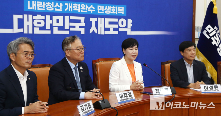 더불어민주당 3대특검 종합대응특위 총괄 위원장인 전현희 최고위원과 위원들이 1일 국회에서 회의를 열고 있다. 사진=최동환 기자