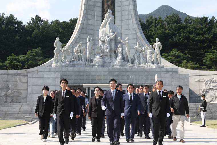우원식 국회의장과 황정아·장종태·박용갑 더불어민주당 의원, 홍범도장군기념사업회, 광복회 회원들과 곽현 정무수석비서관 등이 1일 오후 국립대전현충원을 찾았다. 사진=국회사무처