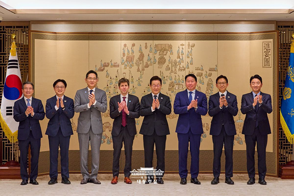 이재명 대통령이 1일 샘 올트먼 오픈AI CEO, 이재용 회장, 최태원 회장 등과 기념촬영하고 있다. 사진=대통령실