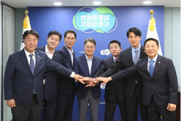 2일 오후 중앙협력본부에서 김동연 경기도지사와 고양, 파주, 김포 지역구 민주당 국회의원들이 기념촬영을 하고 있다 <경기도 제공>