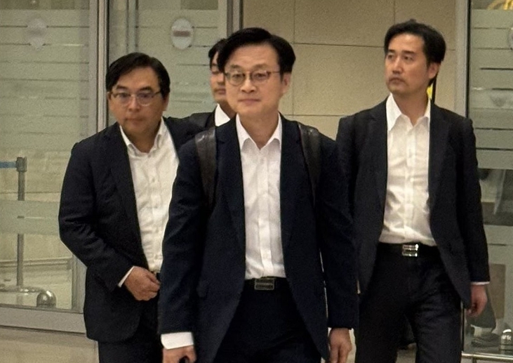 김정관 산업통상부 장관이 6일 오전 인천공항 제2터미널 입국장을 통해 귀국하고 있다. 김 장관은 지난 4일(현지시간) 미국 뉴욕을 방문해 하워드 러트닉 미 상무부 장관과 한미 관세 협상 관련 후속 협의를 이어갔다. 사진=연합뉴스 