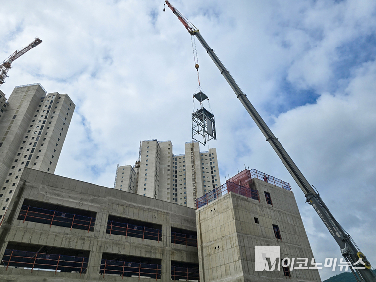 지난 8월 힐스테이트 이천역 현장에서 저층용 모듈러 승강기를 시범 설치하고 있다. 사진=현대건설