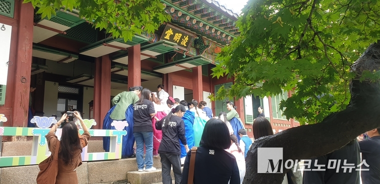 '준명당 어린이 학교’에 참가한 어린이들이 준명당으로 이동하고 있다. 사진=권은주 기자 