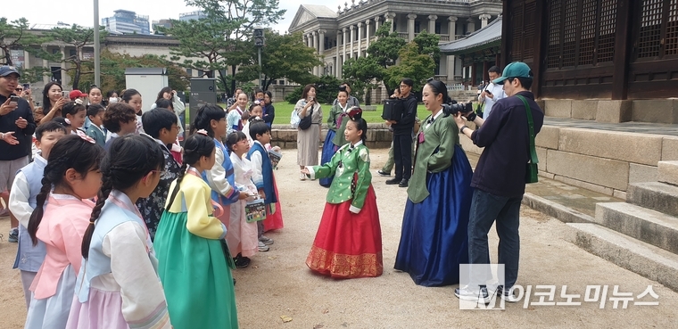 준명당 앞에서 덕혜옹주 역을 맡은 어린이가 참가 어린이들과 인사를 나누고 있다. 사진=권은주 기자 