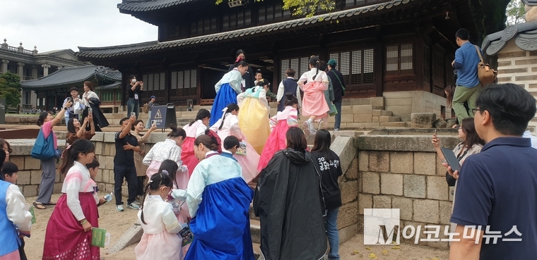 '준명당 어린이 학교’에 참가한 어린이들이 준명당으로 이동하고 있다. 사진=권은주 기자 