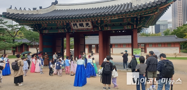 덕수궁 광명문 앞에서 '준명당 어린이 학교’ 참가자들이 모이고 있다. 사진=권은주 기자 