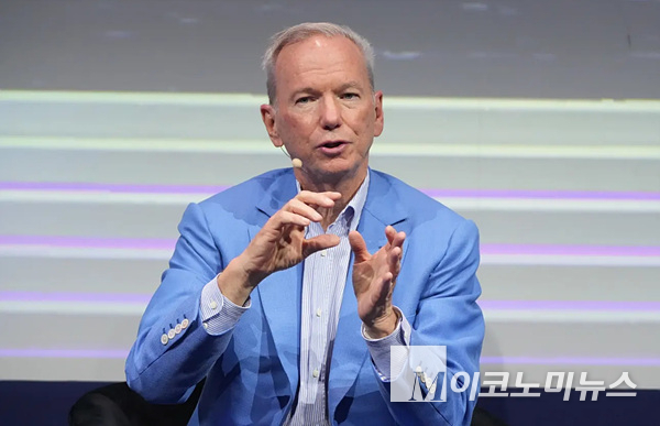 에릭 슈미트 전 구글 CEO가 최근 AI 모델의 해킹 가능성을 경고했다. 사진=미국 CNBC