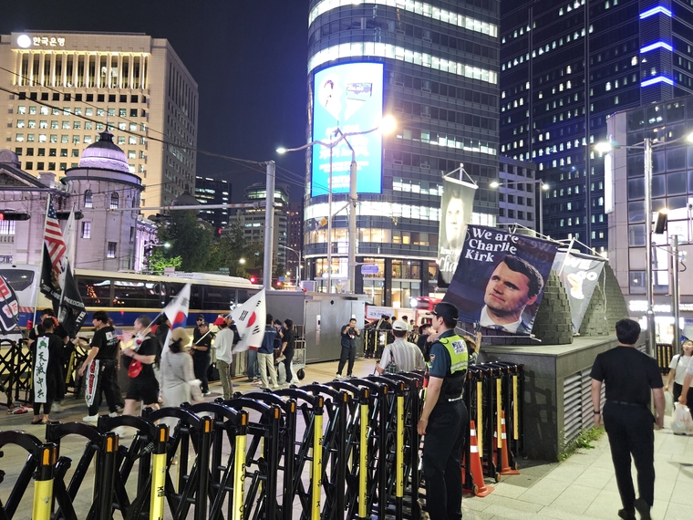 지난 26일 서울 중구 명동 주한 중국대사관 인근에서 강성 보수 성향 단체 민초결사대가 반중 시위를 벌이는 가운데 시위대가 최근 피살된 미국 우파 활동가 찰리 커크 사진을 들고 있다. 사진=연합뉴스