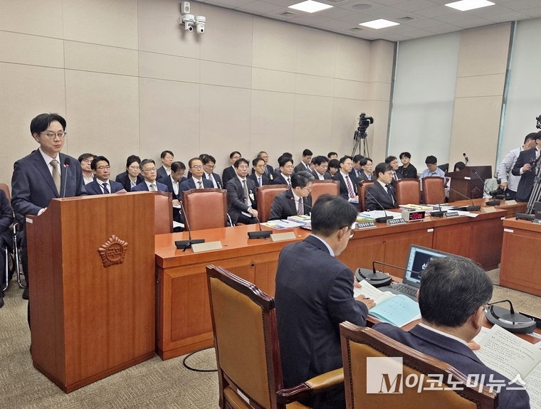  김정관 산업통상부 장관이 13일 열린 국회 산업통상중소벤처기업위원회 국정감사에서 발언하고 있다.<!--EndFragment --> 사진=문상혁 기자 