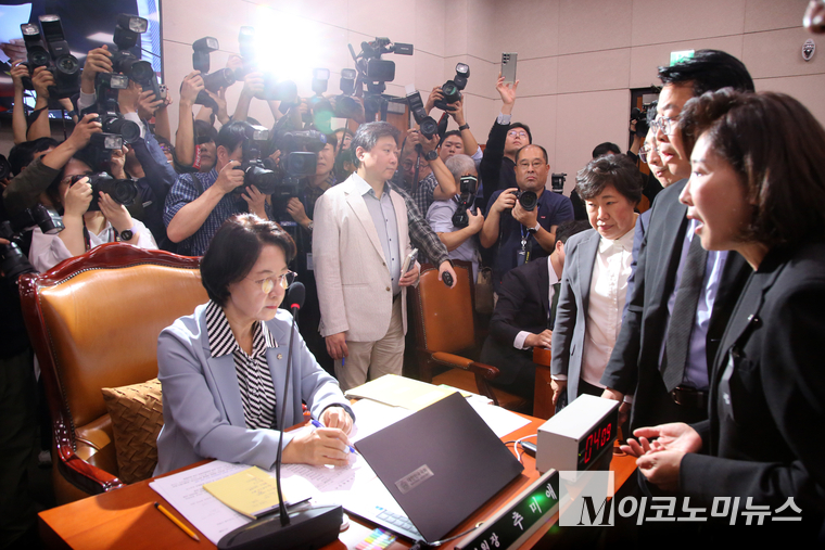 13일 열린 국회 법제사법위원회의 대법원에 대한 국정감사에서 국민의힘 의원들이 추미애 법사위원장을 둘러싸고 항의하고 있다. 사진=최동환 기자