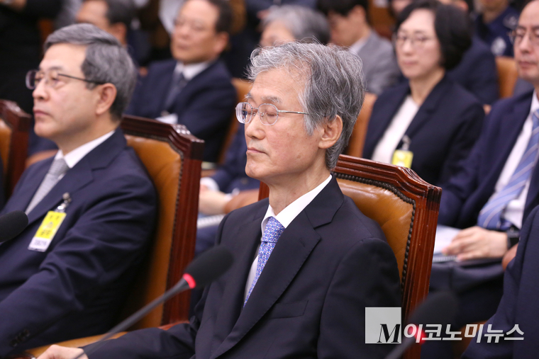 조희대 대법원장이 13일 열린 국회 법제사법위원회의 대법원에 대한 국정감사에 출석해 눈을 감고 앉아 있다. 사진=최동환 기자