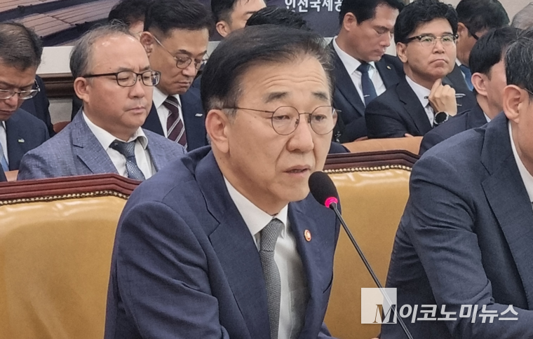 13일 열린 국회 국토교통위원회 국정감사에서 김윤덕 국토교통부 장관이 답변하고 있다. 사진=노철중 기자