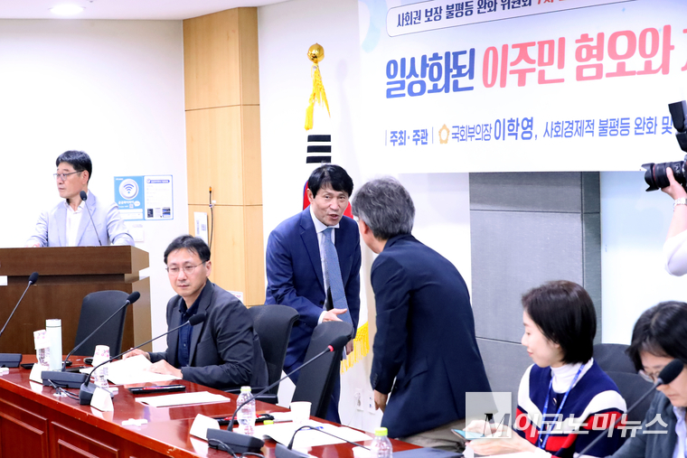 이학영 국회부의장이 14일 국회의원회관 제8간담회의실에서 열린 ‘일상화된 이주민 혐오와 차별, 제도로 대응하기’라는 주제로 열린 토론회에서 참석자들과 인사하고 있다. 사진=최동환 기자