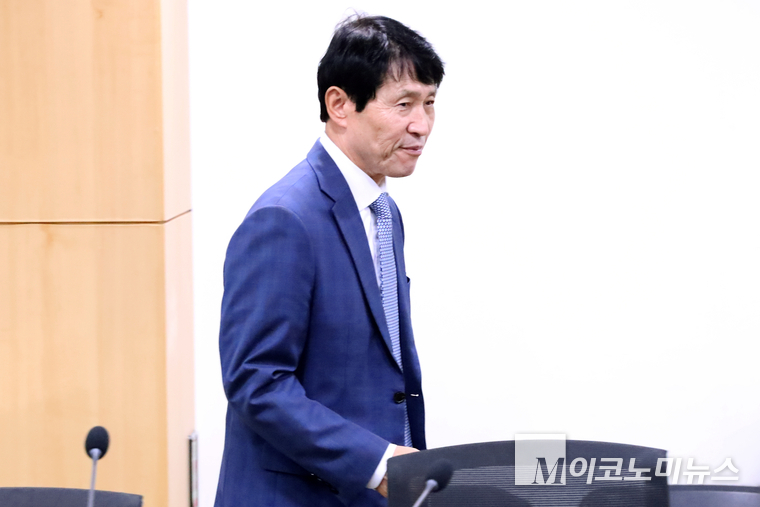 이학영 국회부의장이 14일 국회의원회관 제8간담회의실에서 열린 ‘일상화된 이주민 혐오와 차별, 제도로 대응하기’라는 주제로 열린 토론회에 참석하고 있다. 사진=최동환 기자