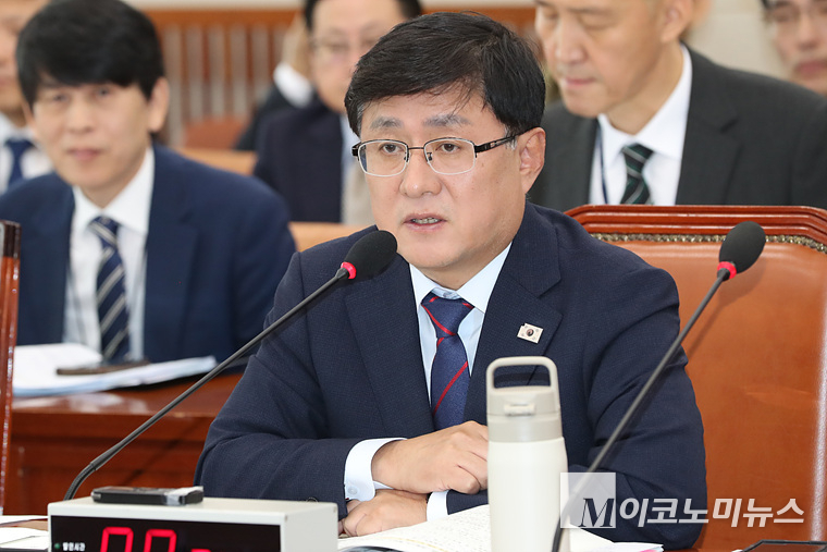 김성환 기후에너지환경부 초대장관이 국회의원 질의에 답변하고 있다. 사진=최동환 기자
