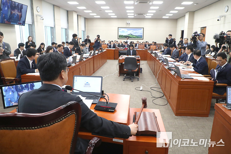 안호영 기후에너지환경노동위원회 위원장이 국감 개회선언을 하고 있다. 사진=최동환 기자