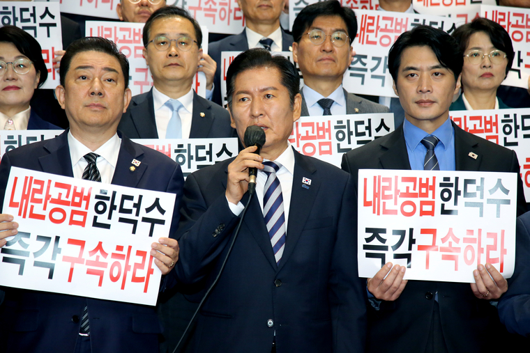 국회 본관 로텐더홀에서 기자회견을 연 더불어민주당 의원들 사진=최동환 기자