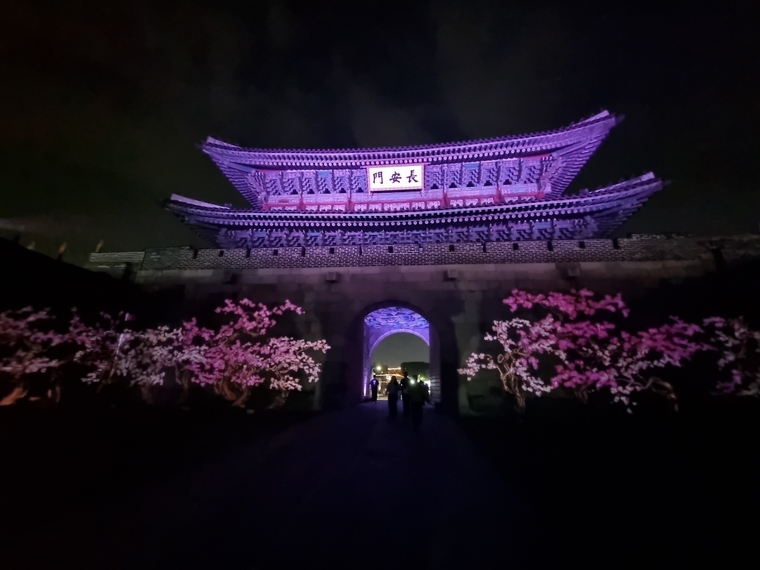 화서문에서 미디어 아트 공연이 펼쳐지고 있다 (수원시 제공)