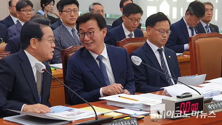 안병길 한국해양진흥공사 사장과 전재수 해양수산부 장관이 이야기하고 있다. 사진=권은주 기자