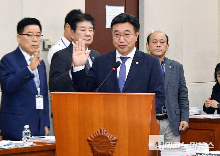 윤호중 행정안전부 장관이 14일 국회에서 열린 행정안전위원회 국정감사에 출석해 증인 선서하고 있다. 사진=최동환 기자