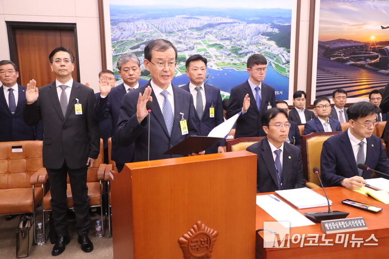 지난 13일 열린 국토교통위원회 국정감사에서 증인으로 출석한 건설사 대표들이 증인 선서를 하고 있다. 한만희 해외건설협회 회장이 대표 선서를 한 가운데, (왼쪽부터) 김보현 대우건설 대표, 이한우 현대건설 대표, 주우정 현대엔지니어링 대표, 송치영 포스코이앤씨 대표, 김원철 서희건설 대표. 사진=최동환 기자