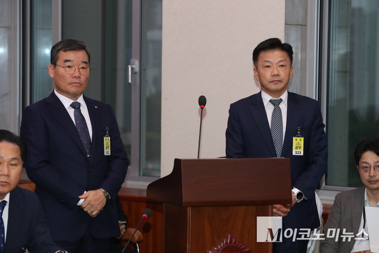 김보현(왼쪽) 대우건설 대표와 송치영 포스코이앤씨 대표가 감사위원 발언을 경청하고 있다. 사진=최동환 기자