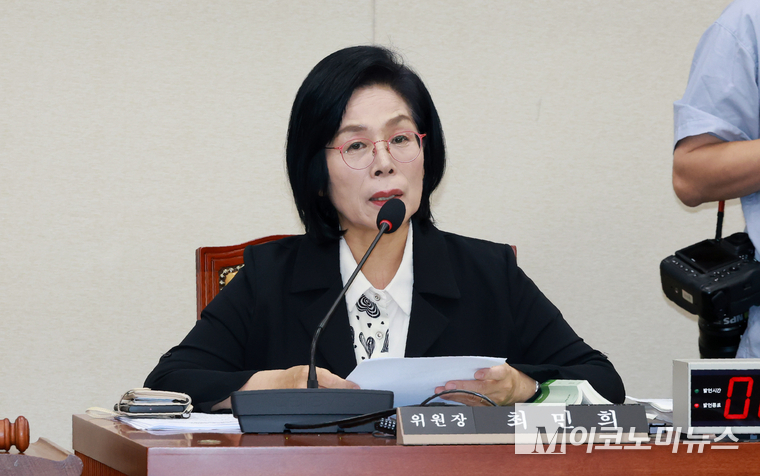 최민희 국회 과학기술정보방송통신위원회 위원장이 지난 14일 전체회의에서 발언하고 있다. 사진=최동환 기자