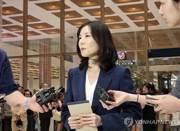 15일(현지시간) 오후 캄보디아 수도 프놈펜 인근 테초 국제공항에서 정부 합동대응팀 단장인 김진아 외교부 2차관이 취재진 질문에 답변하고 있다. 사진=연합뉴스 