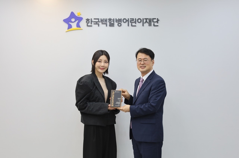 KCLF 아너스클럽 위촉식 기념사진. 장지윤 이경민포레 대표(왼쪽)와 서선원 한국백혈병어린이재단 사무총장 사진=한국백혈병어린이재단