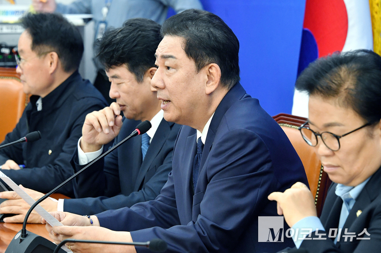 김병기 더불어민주당 원내대표가 16일 국회 본관에서 열린 국정감사대책회에서 발언하고 있다. 사진=최동환 기자