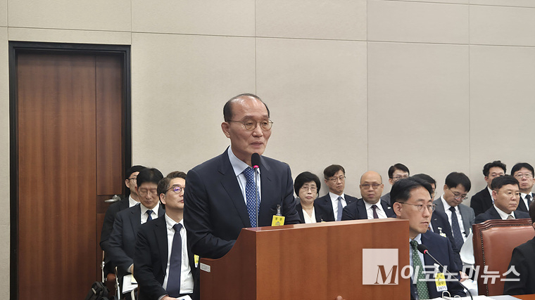 성추행·스토킹 의혹을 받는 박원동 코트라 상임감사가 산자중위 국감장에 출석해 발언하고 있다. 사진=김영명 기자