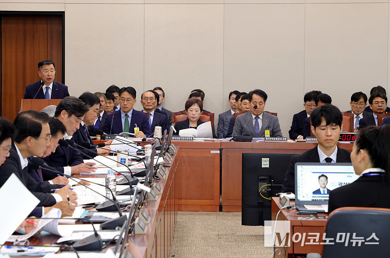 강경성 코트라 사장이 의원들 앞에 서서 업무보고를 하고 있다. 사진=최동환 기자