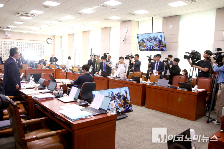16일 법사위 국감장 자리가 일부 비워진 가운데 여야 의원들의 고성이 오가고 있다. 사진=최동환 기자