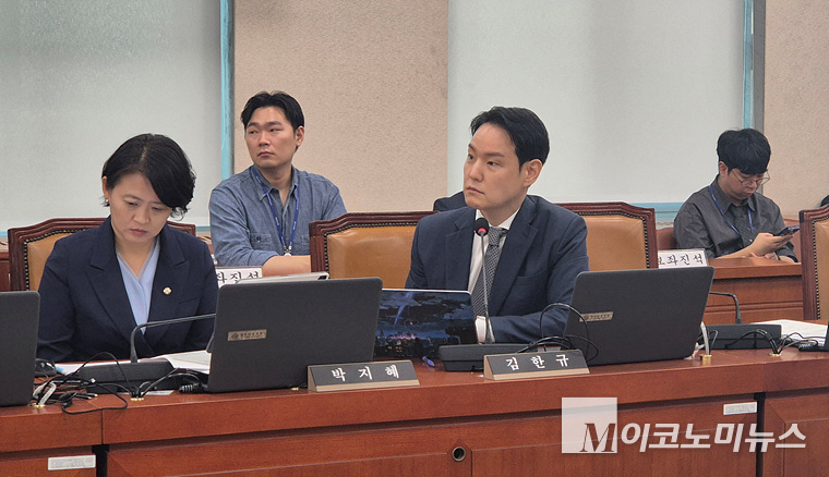 김한규 더불어민주당 의원이 강경성 코트라 사장에게 질의하고 있다. 사진=김영명 기자