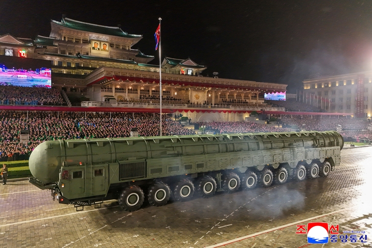 <strong>북한, 노동당 창건 80주년 경축 열병식 개최</strong><br>
(평양 조선중앙통신=연합뉴스) 지난 10일 김일성광장에서 노동당 창건 80주년 경축 열병식이 성대히 거행됐다고 조선중앙통신이 11일 보도했다. 사진은 화성-20형으로 추정되는 신형 대륙간탄도미사일(ICBM)의 모습 2025.10.11
