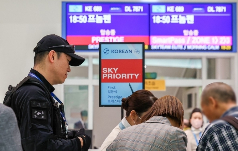 캄보디아행 항공편 승객들 대상으로 안전활동 벌이는 경찰. 사진=연합뉴스
