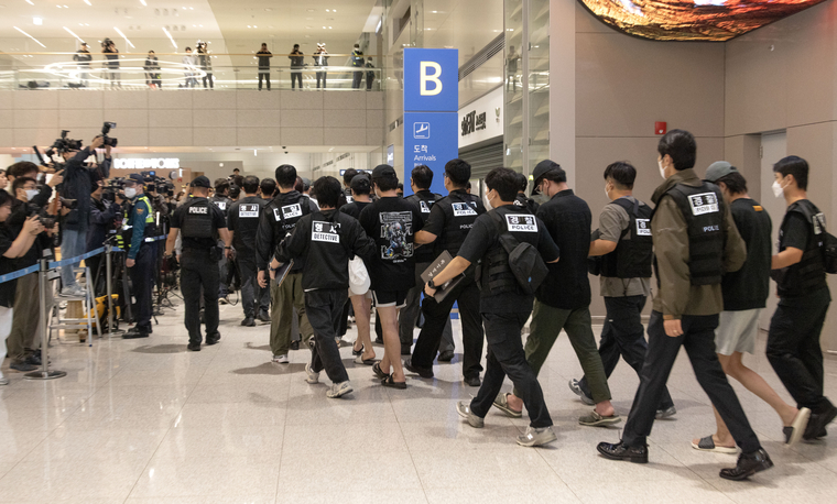 캄보디아 온라인 사기에 가담해 구금된 한국인들이 18일 오전 인천국제공항 제2터미널을 통해 송환되고 있다. 이날 송환에는 경찰 호송조 190여명이 투입됐다. 사진=연합뉴스/공동취재